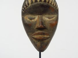 Vente aux enchères Masque passeport Dan, Côte d’Ivoire Bois dur à patine brune, croûteuse
