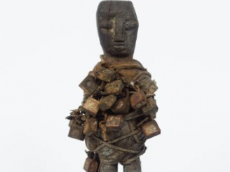 Vente aux enchères Fétiche Botchio, Fon, Bénin Bois dur, patine croûteuse, étoffe, fibres