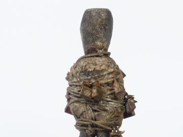 Fétiche Botchio, Fon, Bénin Bois dur, patine croûteuse, étoffe, fibres