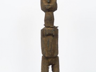 Vente aux enchères Fétiche Botchio janus, Fon, Bénin Bois dur, patine croûteuse, métal H.