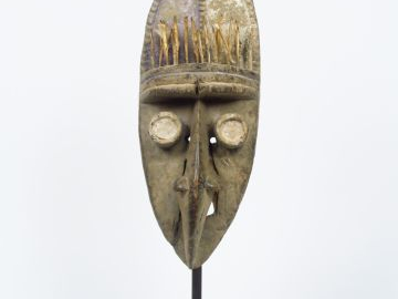 Masque Grebo, Côte d’Ivoire Bois à patine brun clair, fibres, pigments