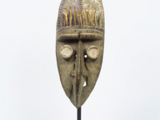 Vente aux enchères Masque Grebo, Côte d’Ivoire Bois à patine brun clair, fibres, pigments