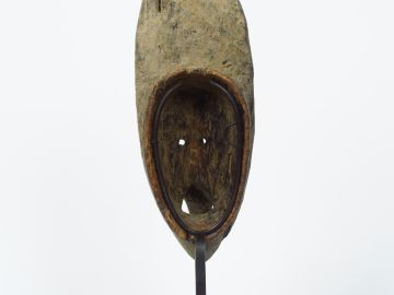 Masque Grebo, Côte d’Ivoire Bois à patine brun clair, fibres, pigments
