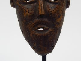 Masque Lwena ( ?), Angola Bois à patine brun chaud.  H. : 28 cm. Exper