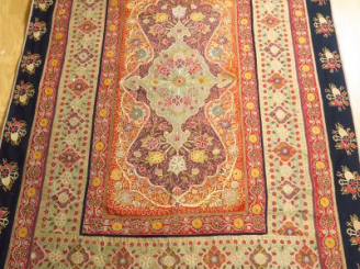 Vente aux enchères Tenture orientale en soie brodée Dim. 220 x 146 cm