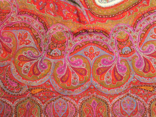 Grand châle en cachemire, signé Dim. 338 x 138 cm