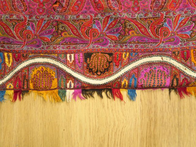 Grand châle en cachemire, signé Dim. 338 x 138 cm