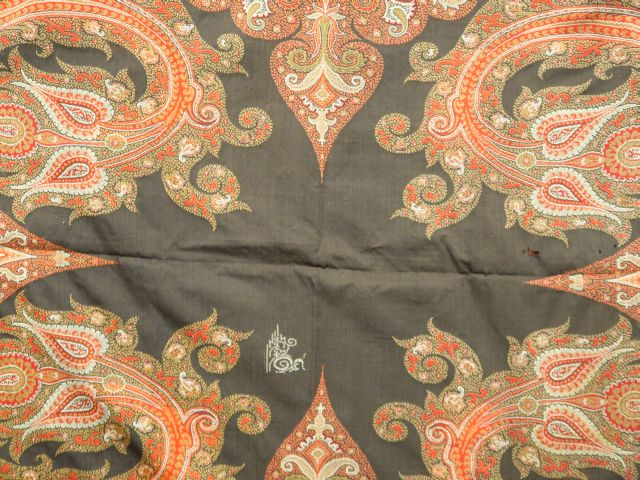 3 différents châles en cachemire et fragments de tissu orientaux et ex