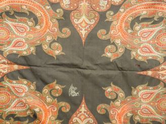 Vente aux enchères 3 différents châles en cachemire et fragments de tissu orientaux et ex