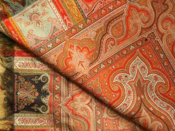 3 différents châles en cachemire et fragments de tissu orientaux et ex