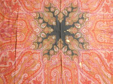 3 différents châles en cachemire et fragments de tissu orientaux et ex