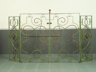Vente aux enchères Paire de grilles d'intérieur 1940 en fer forgé, laqué vert et doré , q