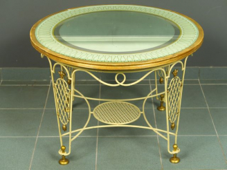 Vente aux enchères Table 1960 en fer forgé, laqué blanc et doré, plateau en verre églomis