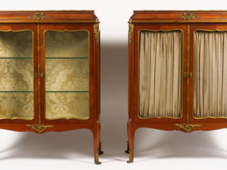 Vente aux enchères KRIEGER. Paire de vitrines de style Louis XV, ouvrant à deux portes vi