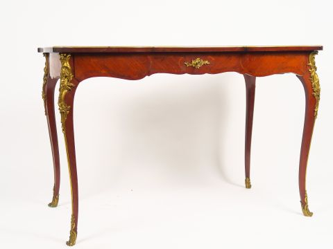 KRIEGER. Bureau de dame de style Louis XV en marqueterie, ornementatio