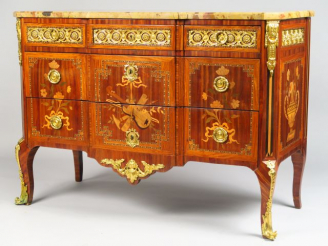 Vente aux enchères Commode Transition en marqueterie début XIXe à décor de trophée d'inst