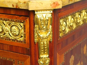 Commode Transition en marqueterie début XIXe à décor de trophée d'inst