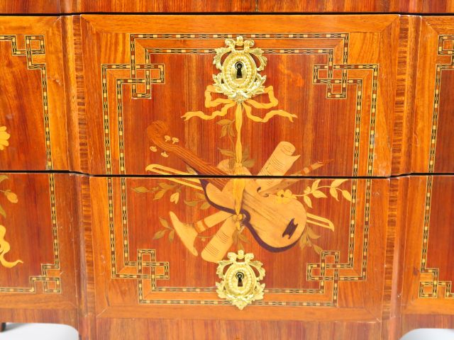 Commode Transition en marqueterie début XIXe à décor de trophée d'inst