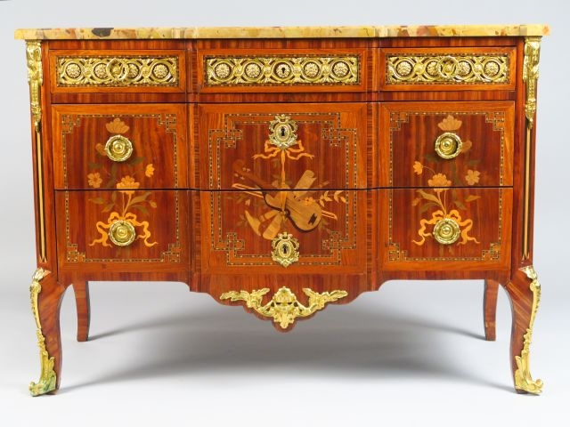 Commode Transition en marqueterie début XIXe à décor de trophée d'inst