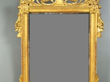 	Miroir Louis XVI en bois sculpté et doré, à décor de rais de coeur, d