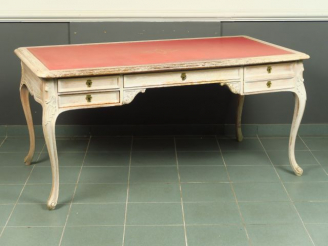 Vente aux enchères Bureau plat de style Louis XV en bois cérusé, dessus cuir rouge