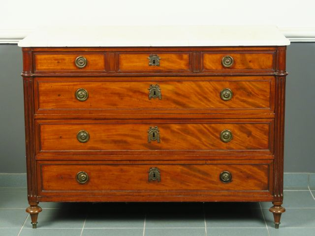Commode Louis XVI en acajou et placage d'acajou, ouvrant à six tiroirs