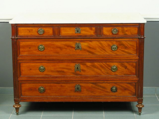 Vente aux enchères Commode Louis XVI en acajou et placage d'acajou, ouvrant à six tiroirs