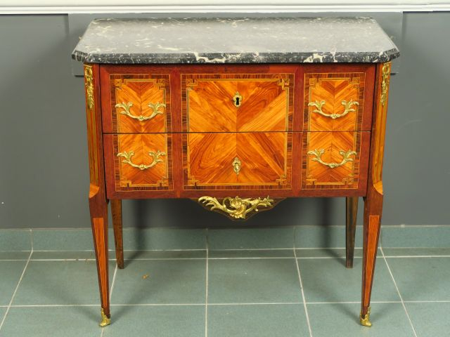 Commode Transition Louis XV-Louis XVI en marqueterie, ouvrant à deux t