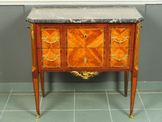 Vente aux enchères Commode Transition Louis XV-Louis XVI en marqueterie, ouvrant à deux t