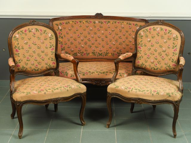 Paire de fauteuils à dos plat Louis XV en bois naturel mouluré et scul