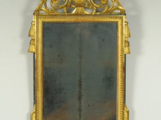 Vente aux enchères Glace Louis XVI en bois sculpté et doré, fronton ajouré à décor de tro