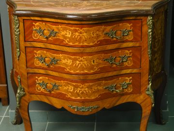 Commode Tombeau de style Louis XV en marqueterie ouvrant à trois tiroi