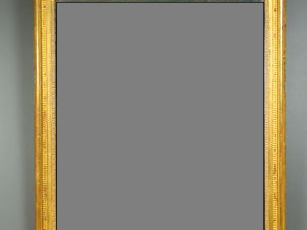 Miroir de style Louis XVI en bois et stuc doré, fronton à décor de tro