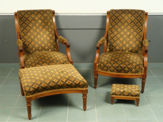 Vente aux enchères Paire de fauteuils, un pouf, un tabouret de pied, quatre chaises et un
