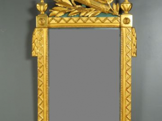 Vente aux enchères 	Miroir Louis XVI en bois sculpté et doré, à décor de trophée (redoré)