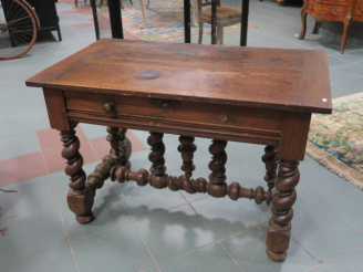 Vente aux enchères Table de style Louis XIII en noyer