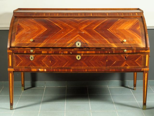 	Grand bureau cylindre Louis XVI en marqueterie, toutes faces, ouvrant