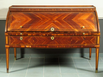 Vente aux enchères 	Grand bureau cylindre Louis XVI en marqueterie, toutes faces, ouvrant