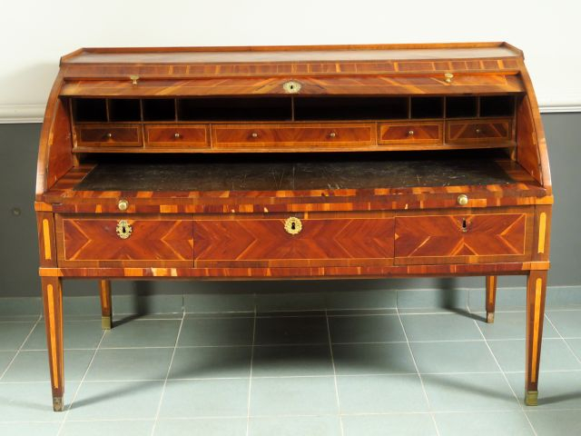 	Grand bureau cylindre Louis XVI en marqueterie, toutes faces, ouvrant