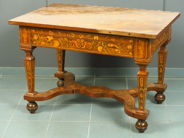 Table Louis XIII en marqueterie