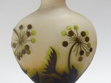 GALLE. Grand vase en verre, à décor gravé en camée et à l’acide de feu