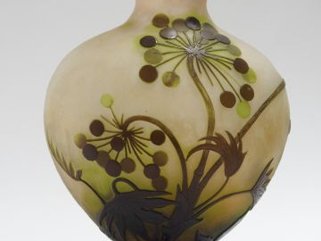 GALLE. Grand vase en verre, à décor gravé en camée et à l’acide de feu