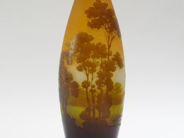 GALLE. Vase ovoïde en verre, à décor gravé en camée et à l’acide de pa