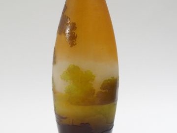 GALLE. Vase ovoïde en verre, à décor gravé en camée et à l’acide de pa
