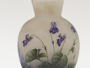 DAUM. Vase en verre émaillé, à décor de violettes sur fond marbré blan