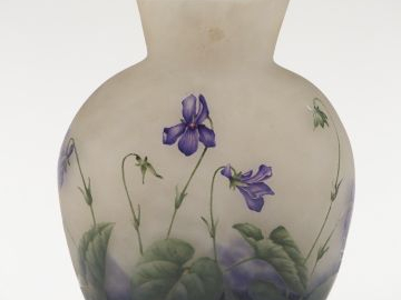 DAUM. Vase en verre émaillé, à décor de violettes sur fond marbré blan
