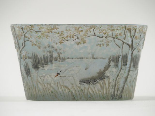 DAUM France. Coupe en verre bleuté, à décor dégagé à l’acide et émaill