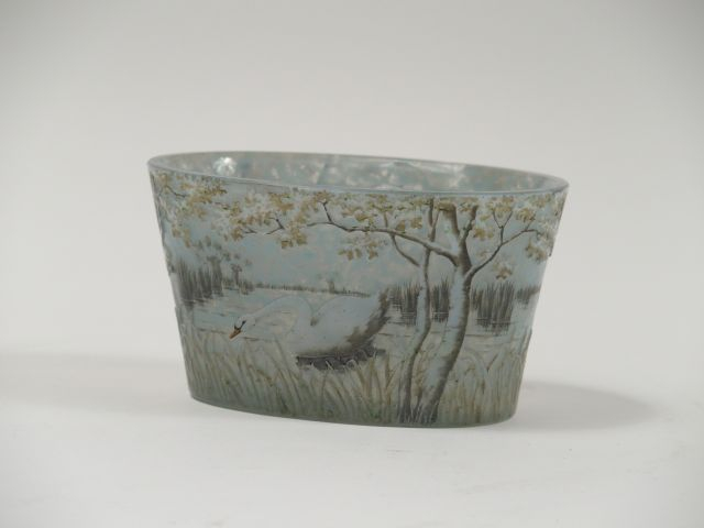 DAUM France. Coupe en verre bleuté, à décor dégagé à l’acide et émaill