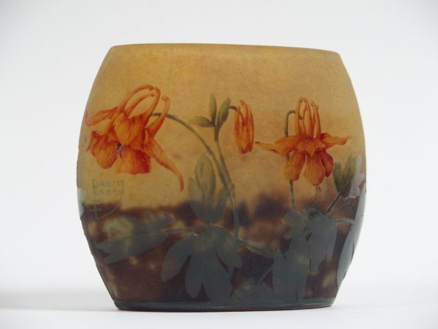 DAUM. Vase en verre, à décor émaillé de fuchsias oranges et vert sur f