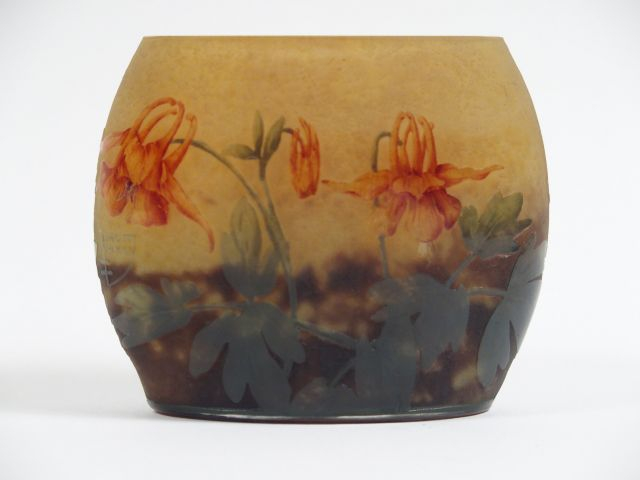 DAUM. Vase en verre, à décor émaillé de fuchsias oranges et vert sur f